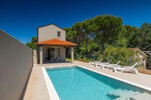 250 Meter zum Strand mit Privatpool, BBQ, Klima 