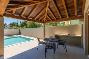 250 Meter zum Strand mit Privatpool, BBQ, Klima