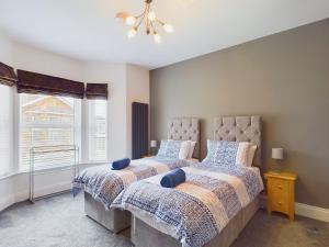 Seaside Cottage, Moments from Rydes Golden Sands, Sleeps 4