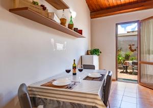 Camy Wine House con giardino vicino alla stazione ferroviaria