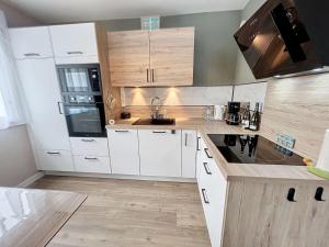 Bel appartement rénové au cœur de Jullouville, 100m de la plage, 1 chambre, 4 couchages, parking privé - FR-1-361-72