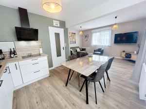 Bel appartement rénové au cœur de Jullouville, 100m de la plage, 1 chambre, 4 couchages, parking privé - FR-1-361-72