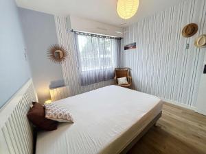 Bel appartement rénové au cœur de Jullouville, 100m de la plage, 1 chambre, 4 couchages, parking privé - FR-1-361-72