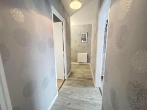 Appartements Bel appartement renove au coeur de Jullouville, 100m de la plage, 1 chambre, 4 couchages, parking prive - FR-1-361-72 : photos des chambres