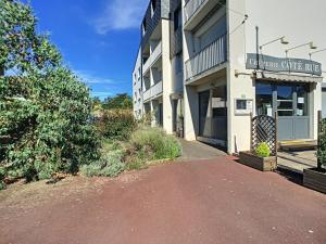 Appartements Bel appartement renove au coeur de Jullouville, 100m de la plage, 1 chambre, 4 couchages, parking prive - FR-1-361-72 : Appartement (2 Adultes)