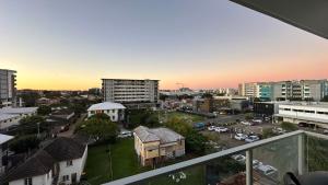 Modern 2-Bed 2-Bath - Walk to Hospital & Westfield