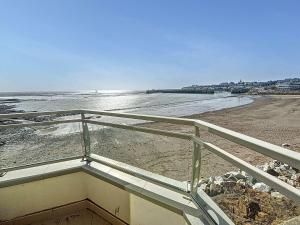 Appartements Bel appartement en front de mer avec balcon, parking et equipements modernes - FR-1-361-327 : photos des chambres