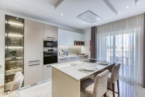 Lavish 3BED in Fair Water Homes Swieqi by Homely