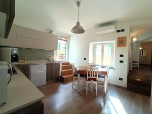 Delle Erbe – The Nightlife