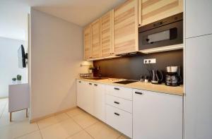 Eleganckie Apartamenty Sun Seasons 24 Blisko Plaży z Parkingiem by Noclegi Renters