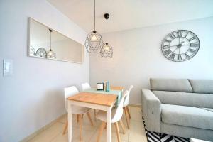 Eleganckie Apartamenty Sun Seasons 24 Blisko Plaży z Parkingiem by Noclegi Renters