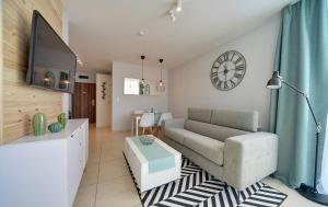 Eleganckie Apartamenty Sun Seasons 24 Blisko Plaży z Parkingiem by Noclegi Renters