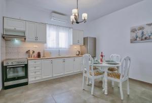 Rose House and Apartments