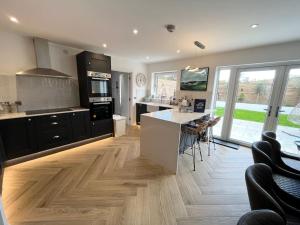 Coastal 5-Bedroom House in Devon with a Hot Tub