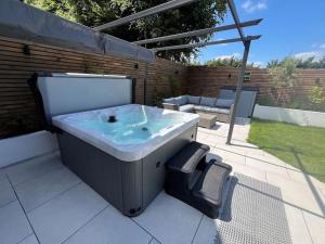 Coastal 5-Bedroom House in Devon with a Hot Tub