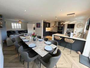 Coastal 5-Bedroom House in Devon with a Hot Tub