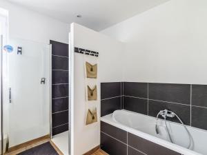 Maisons de vacances Holiday Home Grand confort proche Ocean by Interhome : photos des chambres