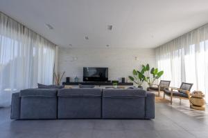 Liam Beach Front Luxury Villa with 100m2 infinity pool