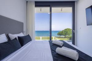 Liam Beach Front Luxury Villa with 100m2 infinity pool