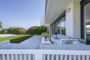 Liam Beach Front Luxury Villa with 100m2 infinity pool