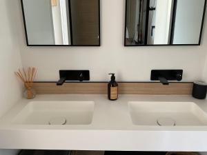 Sejours chez l'habitant Suite autonome acces piscine : Chambre Double - Vue sur Mer