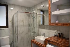 Pirgos Deluxe Apartment - Private Parking