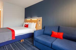 Standard Double Room with Single Sofa Bed and Free Hot Breakfast room in Holiday Inn Express Edinburgh – Royal Mile an IHG Hotel