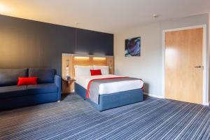 Standard Double Room with Free Hot Breakfast - Accessible room in Holiday Inn Express Edinburgh – Royal Mile an IHG Hotel