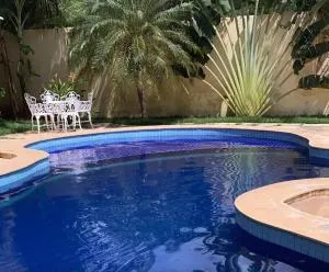 Casa Charmosa com Piscina - Quartos Privativos - Baixas