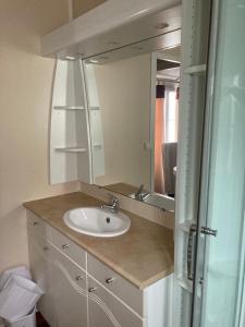 Maisons de vacances Mobil home 4 pers dans camping 5 etoiles avec piscine et acces plage direct : photos des chambres