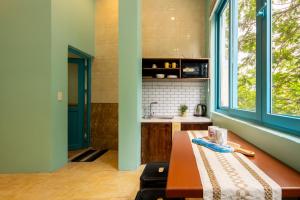 Lovely - Street View - Old Quarter - Train Street