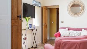 Bright & Beautiful Open Plan Coach House Painswick