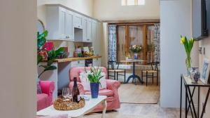 Bright & Beautiful Open Plan Coach House Painswick