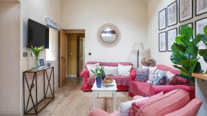 Bright & Beautiful Open Plan Coach House Painswick