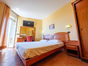 Standard Triple Room with Sea View room in Hotel Audi