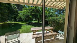 Rez-de-jardin indépendant dans ferme maraichère bio avec grand jardin privatif clos et arboré