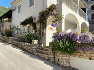 Mandraki House Upper, 100m from Kaminaki Beach