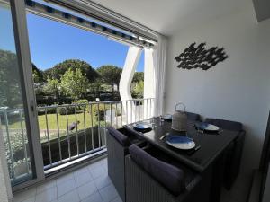 Sol-y-days, Sables dor, résidence avec piscine, studio cabine moderne avec balcon