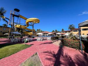 Suiíte com ar condicionado, frigobar e mesa para trabalho. Localizada no Hotel Porto Belo Park, com parque aquático (sem custo para a utilização), quadras, academia, espaço kids, a aproximadamente 200 m praia de Taperapuã e do complexo Axé Mó