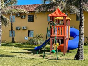 Suiíte com ar condicionado, frigobar e mesa para trabalho. Localizada no Hotel Porto Belo Park, com parque aquático (sem custo para a utilização), quadras, academia, espaço kids, a aproximadamente 200 m praia de Taperapuã e do complexo Axé Mó