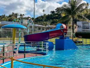 Suiíte com ar condicionado, frigobar e mesa para trabalho. Localizada no Hotel Porto Belo Park, com parque aquático (sem custo para a utilização), quadras, academia, espaço kids, a aproximadamente 200 m praia de Taperapuã e do complexo Axé Mó