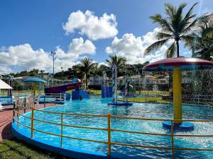 Suiíte com ar condicionado, frigobar e mesa para trabalho. Localizada no Hotel Porto Belo Park, com parque aquático (sem custo para a utilização), quadras, academia, espaço kids, a aproximadamente 200 m praia de Taperapuã e do complexo Axé Mó