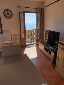 Duplex vue mer 50m de la plage des Sablettes