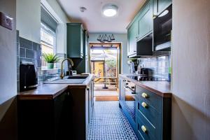 Stunning Cottage in the Heart of Old Leigh - Pass the Keys