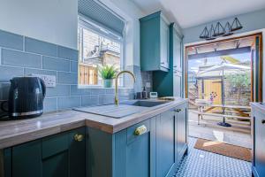 Stunning Cottage in the Heart of Old Leigh - Pass the Keys