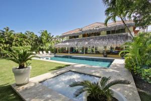 Luxury Villa on La Cana Golf Course with Pool, Jacuzzi, Cart & Maid