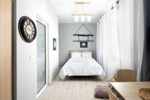 Small studio under Acropolis B!