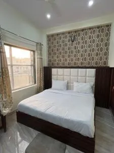 Hotel Snow White Budget Family rooms - In house parking - 5g wifi- Gyser facility - Tājganj