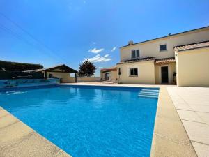 villa spacieuse avec piscine, jacuzzi