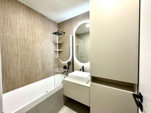 Rentero 5 min Dancing House Apartment Prague, Luxury and Modern